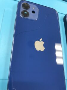 iPhone12のバックパネル修理